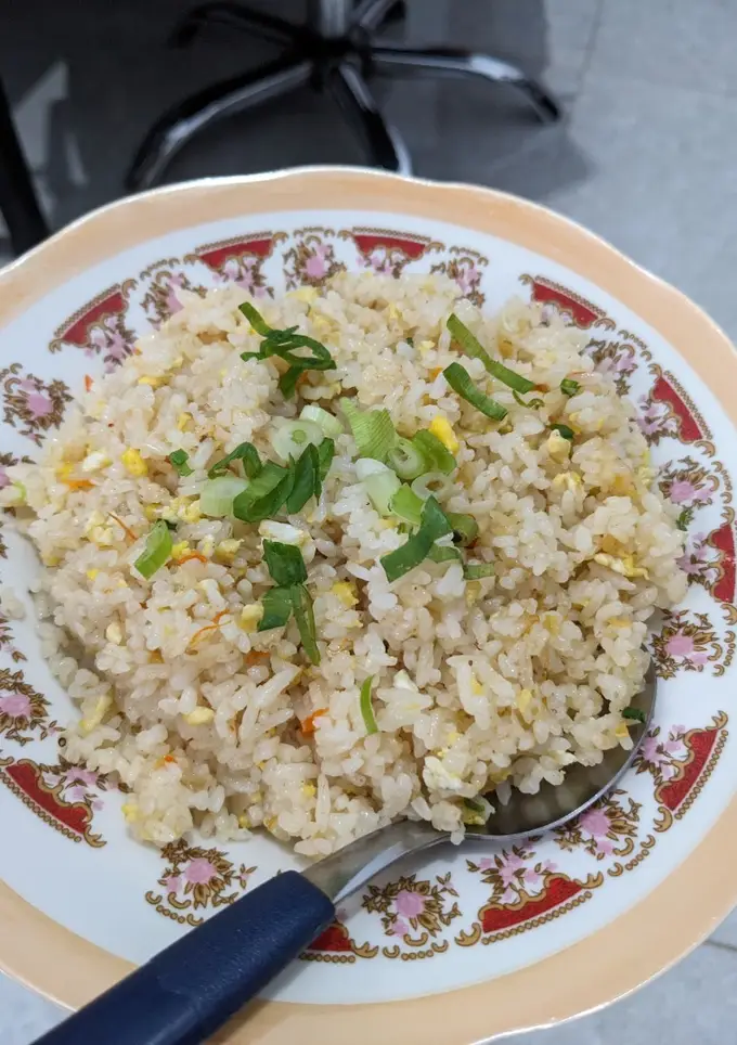 Nasi goreng kencur adalah salah satu variasi nasi goreng yang memberikan rasa khas dan segar.